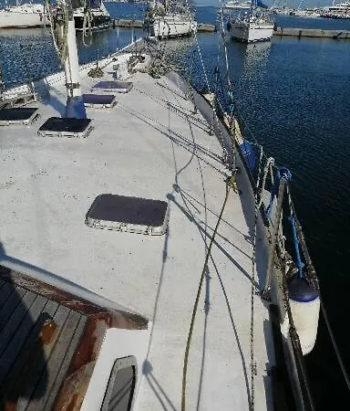 Tui Malila Botel *