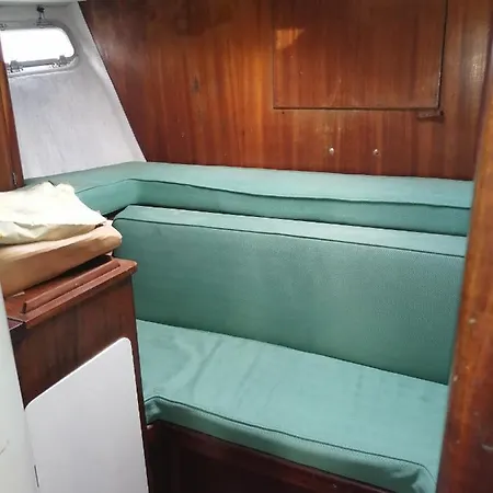 Tui Malila Botel *