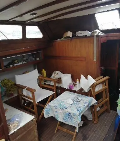 Tui Malila Botel *